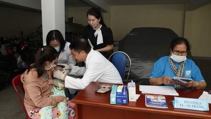 Triển khai chiến dịch bổ sung Vitamin A cho trẻ em tại Trạm y tế phường Bình Hòa (Thành phố Hồ Chí Minh).
