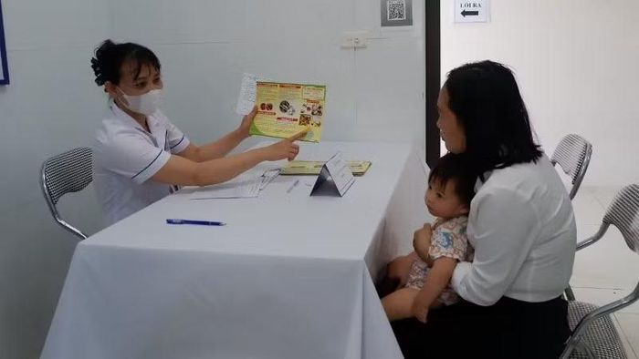 Hướng dẫn bà mẹ cách chăm sóc dinh dưỡng cho trẻ.