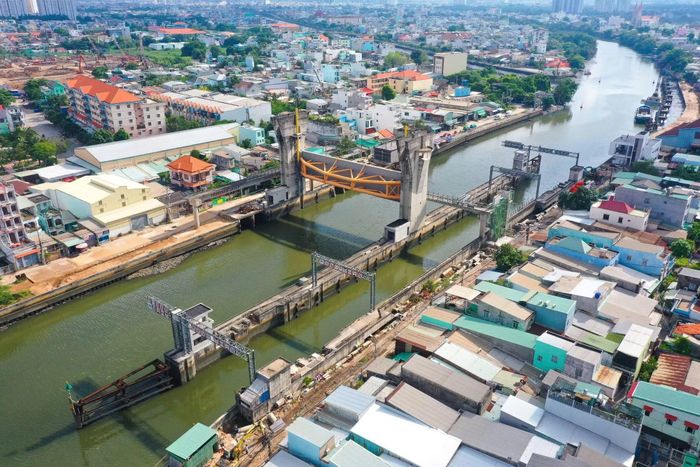 Dự án giải quyết ngập do triều khu vực Thành phố Hồ Chí Minh có xét đến yếu tố biến đổi khí hậu (giai đoạn 1) đang triển khai các công đoạn cuối để đưa vào vận hành.