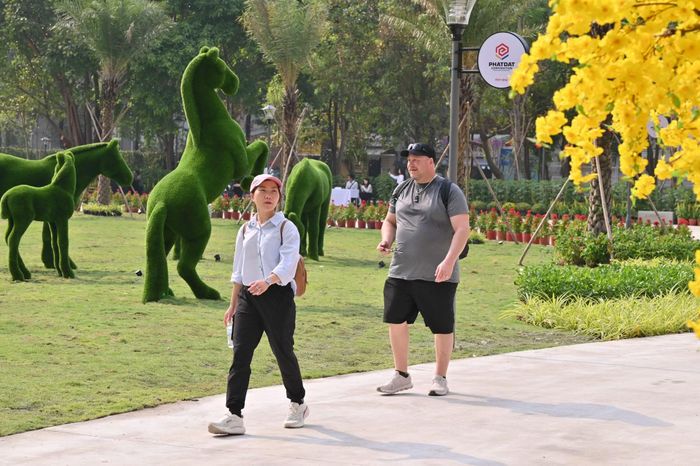 Người dân đi dạo tại công viên Phan Đình Phùng, dự án được tháo gỡ để chỉnh trang thành công viên công cộng cho người dân.