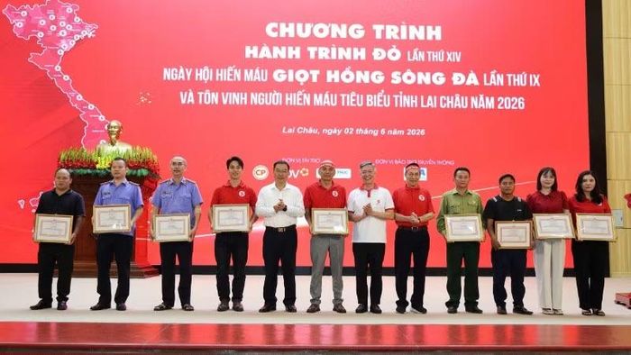 Ban tổ chức tặng giấy khen cho các cá nhân có thành tích xuất sắc trong tuyên truyền, vận động và hiến máu tình nguyện năm 2026.
