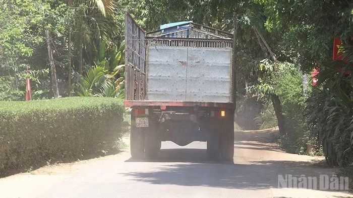 Lòng đường quá nhỏ so với lưu lượng xe qua lại hằng ngày.