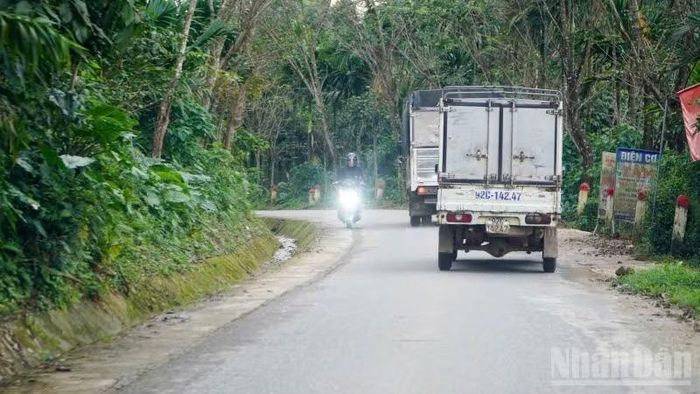 Sớm tiến hành mở rộng, nâng cấp toàn diện tuyến đường là giải pháp tất yếu nhằm bảo đảm giao thông thông suốt và an toàn của người dân đi lại.
