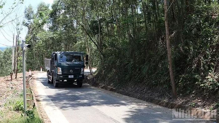 Dù đã được sửa chữa, nâng cấp nhưng tuyến đường ĐT.615 đang bộc lộ nhiều bất cập.
