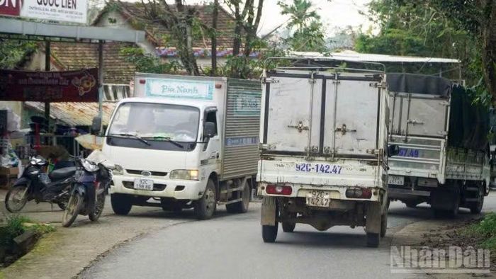 Tuyến đường ĐT.615 qua địa phận xã Sơn Cẩm Hà, thành phố Đà Nẵng quá tải, tắc nghẽn và tiềm ẩn nhiều nguy hiểm cho người dân khi lưu thông.