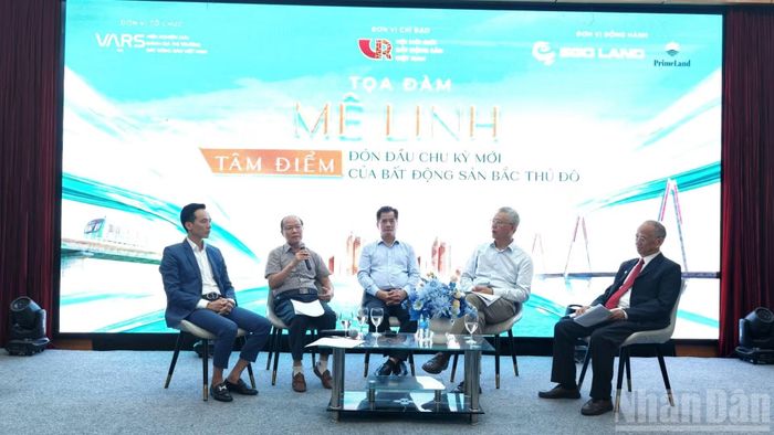 Các diễn giả tại phiên tọa đàm “Mê Linh - Tâm điểm đón đầu chu kỳ mới của bất động sản bắc Thủ đô”. (Ảnh: HNV)