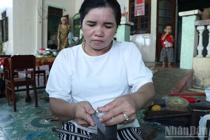 Người thợ phải thực hiện từng đường nét chính xác bằng tâm huyết, mới có thể tạo ra những sản phẩm đẹp, bền và được khách hàng tin tưởng.