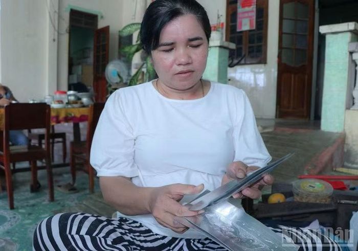 Do giá bạc ròng tăng, cho nên các nghệ nhân dùng nhôm hoặc đồng để chế tác sản phẩm phù hợp với điều kiện kinh tế của người dân. Tuy chất liệu thay đổi nhưng các nghệ nhân vẫn gìn giữ nguyên vẹn những hoa văn truyền thống và giá trị văn hóa Chăm được chạm trổ trên sản phẩm.