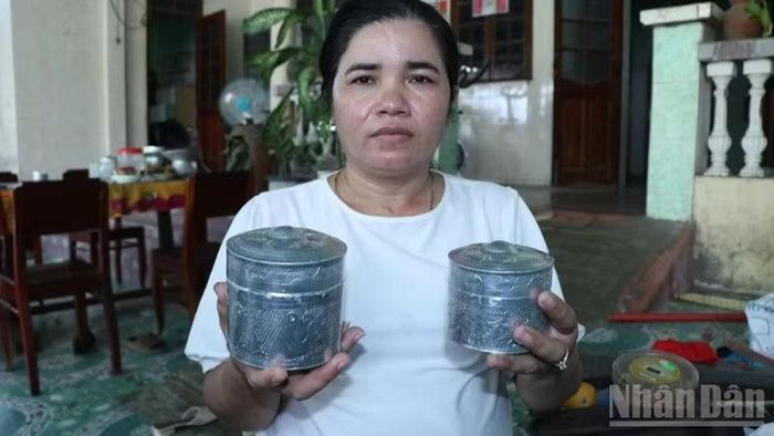 Chị Kinh Thị Mộng Ngưng, một trong hai người con gái của nghệ nhân Mỹ Trâm được gia đình đánh giá là người có nhiều tố chất để tiếp nối nghề truyền thống.