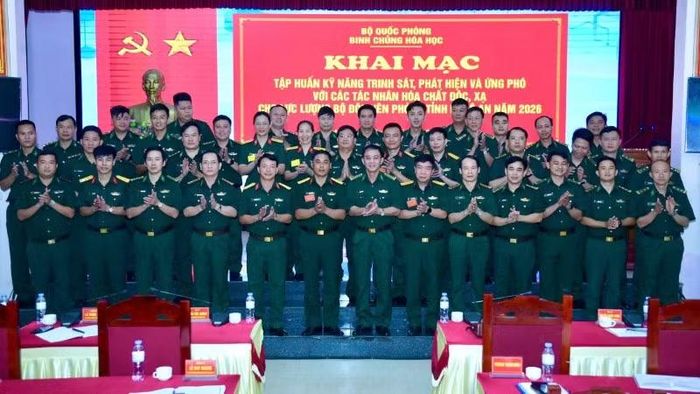 Các đại biểu và học viên tham gia tập huấn chụp ảnh lưu niệm.