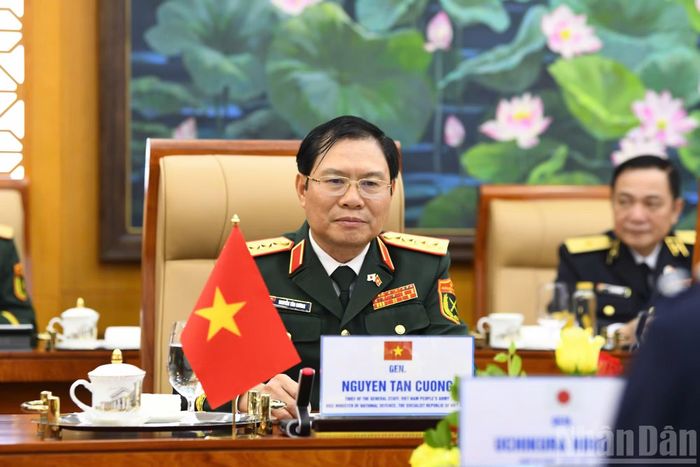 Đại tướng Nguyễn Tân Cương tại hội đàm.
