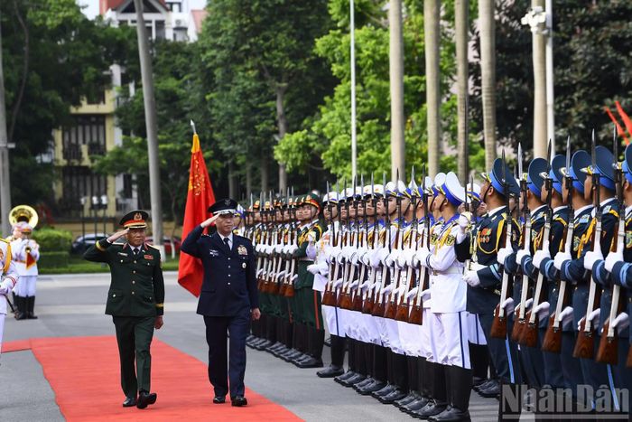 Đại tướng Nguyễn Tân Cương và Đại tướng Uchikura Hiroaki duyệt Đội danh dự Quân đội nhân dân Việt Nam.