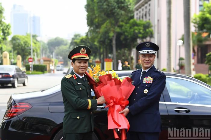 Đại tướng Nguyễn Tân Cương chào đón Đại tướng Uchikura Hiroaki, Tham mưu trưởng Liên quân Lực lượng phòng vệ Nhật Bản.