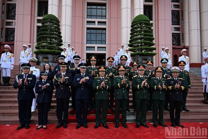 Đại tướng Nguyễn Tân Cương và Đại tướng Uchikura Hiroaki cùng đoàn đại biểu tại lễ đón.