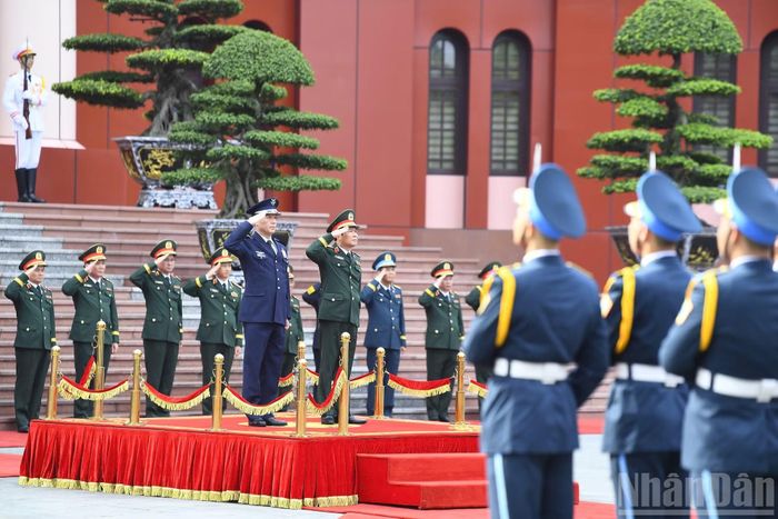 Đại tướng Nguyễn Tân Cương và Đại tướng Uchikura Hiroaki tại lễ đón.