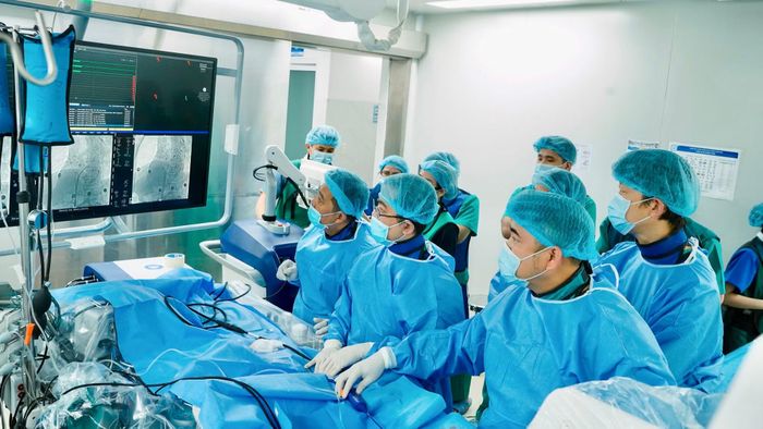 Ê-kíp tại Bệnh viện Thống Nhất thực hiện thủ thuật can thiệp rung nhĩ bằng giải pháp PFA.