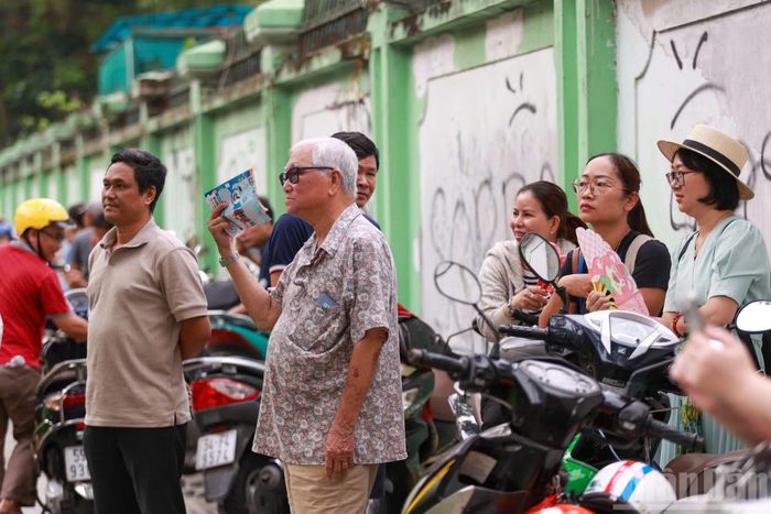 Nhiều bậc phụ huynh vẫn kiên nhẫn đợi con trước cổng trường.