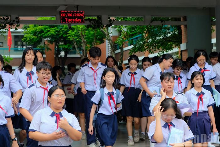 Sau khi kết thúc giờ làm bài môn Toán, nếu thí sinh chỉ đăng ký nguyện vọng lớp 10 thường đã hoàn thành kỳ thi tuyển sinh lớp 10. Riêng thí sinh đăng ký nguyện vọng lớp 10 chuyên/tích hợp thực hiện thêm bài thi môn chuyên/tích hợp vào chiều nay 2/6, thời gian làm bài 150 phút.