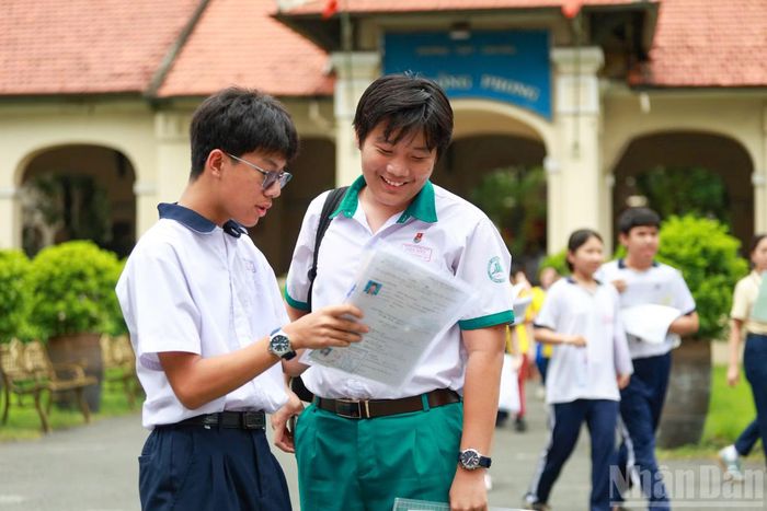 Tranh thủ chia sẻ lại những đáp án môn thi Toán.