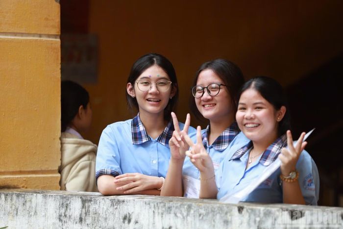  Nhiều thí sinh bước vào phòng thi với tâm thế tự tin, sẵn sàng chinh phục môn thi cuối cùng. 