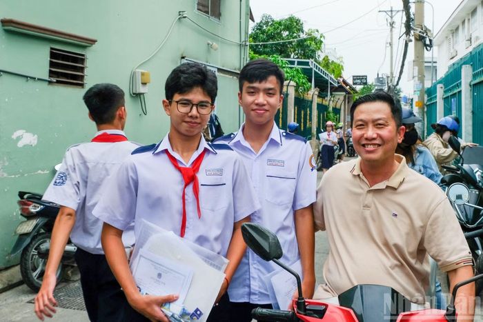 Thí sinh rời điểm thi với nhiều cung bậc cảm xúc khác nhau.