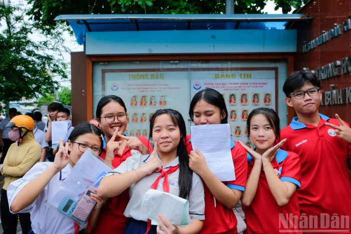 Khép lại ngày thi cuối cùng, nhiều thí sinh không giấu được niềm vui và sự nhẹ nhõm sau những giờ làm bài căng thẳng.