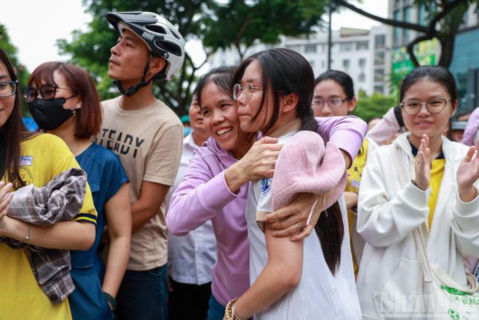 Gặp lại cha mẹ sau giờ làm bài, nhiều thí sinh bật cười nhẹ nhõm trong những cái ôm đầy yêu thương và động viên.