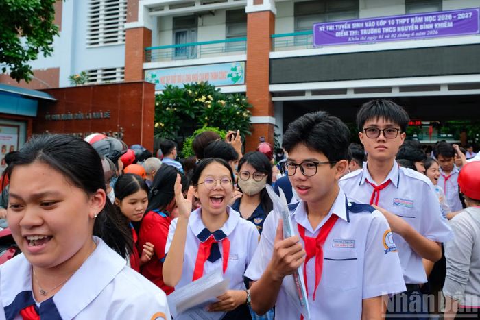 Chia sẻ những cảm xúc cùng bạn bè tại điểm Trường trung học cơ sở Nguyễn Bỉnh Khiêm, xã Nhà Bè.