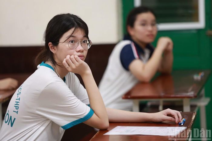 Một thí sinh lộ rõ vẻ hồi hộp, lo lắng trước giờ bước vào phòng thi môn Toán tại điểm Trường trung học phổ thông Trưng Vương.