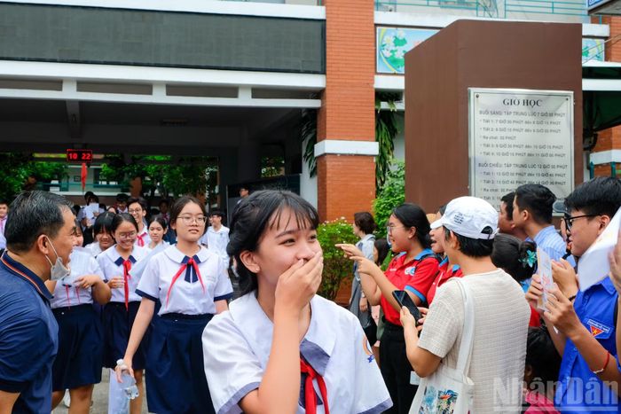 Khép lại ngày thi cuối cùng, nhiều thí sinh không giấu được niềm vui và sự nhẹ nhõm sau những giờ làm bài căng thẳng.