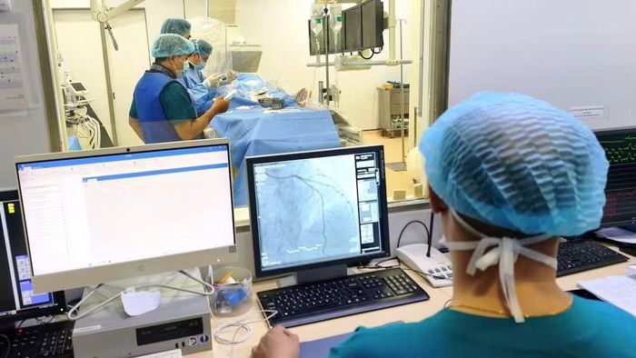 Ê-kíp can thiệp cấp cứu người bệnh.