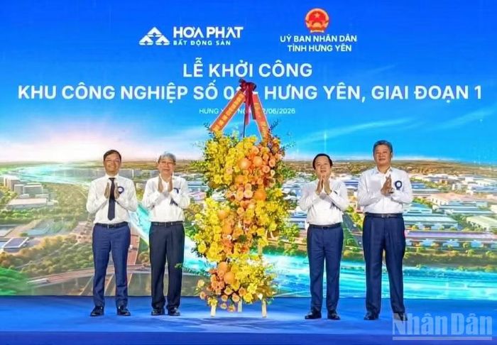 Lãnh đạo tỉnh Hưng Yên tặng hoa chúc mừng Tập đoàn Hòa Phát.