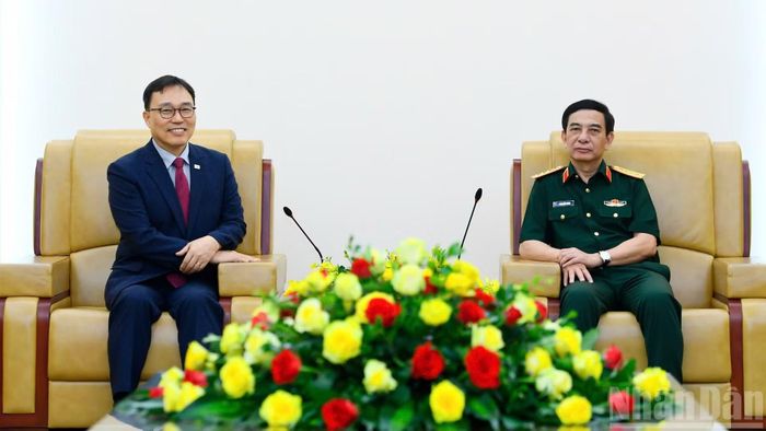 Đại tướng Phan Văn Giang và Đại sứ Choi Young Sam tại buổi tiếp.