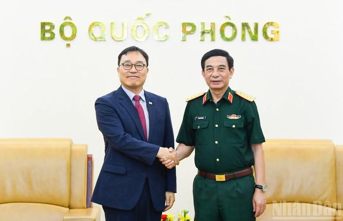 Đại tướng Phan Văn Giang và Đại sứ Choi Young Sam tại buổi tiếp.