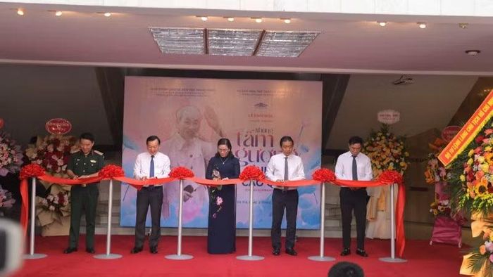Các đại biểu cắt băng khai mạc Triển lãm.