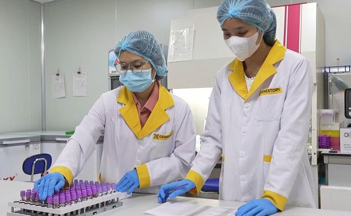Kỹ thuật viên GeneStory phân tích mẫu ADN trong phòng lab.