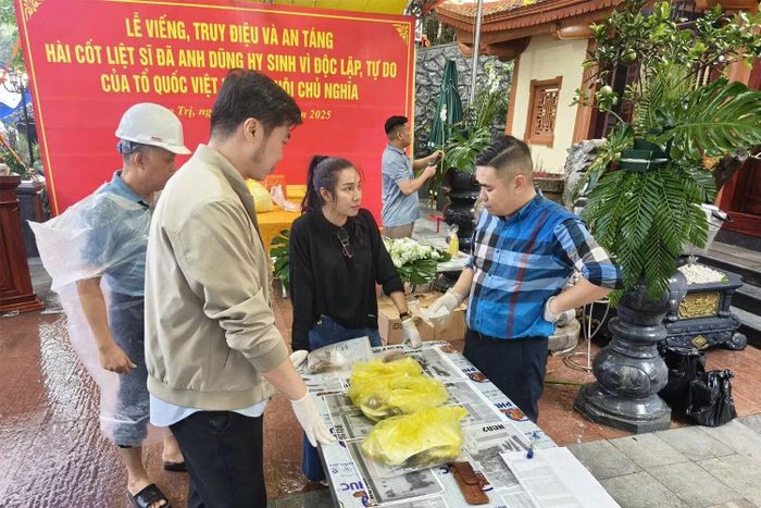 Đội công tác triển khai giám định ADN xác định danh tính liệt sĩ tại hang Tám Cô.