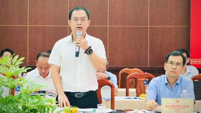 Chủ tịch Ủy ban nhân dân phường Long Thành Lê Hoàng Sơn nêu kiến nghị tại buổi làm việc.