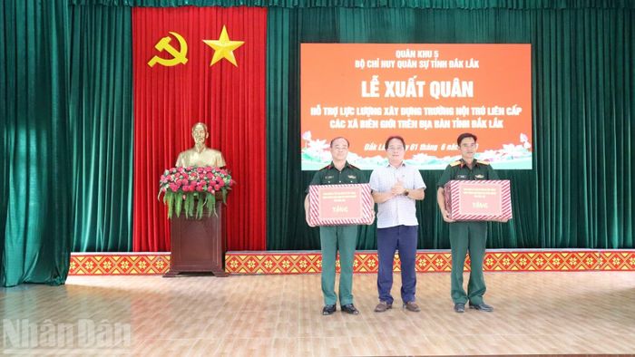 Lãnh đạo Ban Quản lý đầu tư xây dựng công trình dân dụng và công nghiệp tỉnh Đắk Lắk tặng quà cho cán bộ, chiến sĩ tham gia hỗ trợ lực lượng xây dựng trường nội trú liên cấp xã biên giới xã Ia Rvê và Ia Lốp.