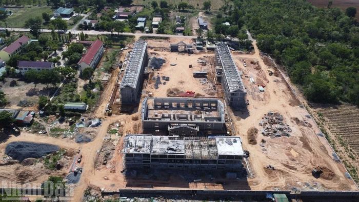 Trường nội trú liên cấp xã biên giới xã Ia Lốp đang được đẩy nhanh tiến độ xây dựng để kịp đưa vào sử dụng đầu năm học 2026-2027.