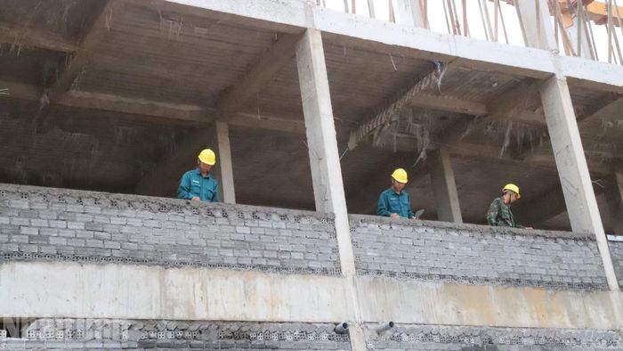 Ngay khi đến công trình, dưới thời tiết nắng nóng gay gắt của vùng biên giới Ia Lốp nhưng các cán bộ, chiến sĩ bắt tay ngay vào công việc.