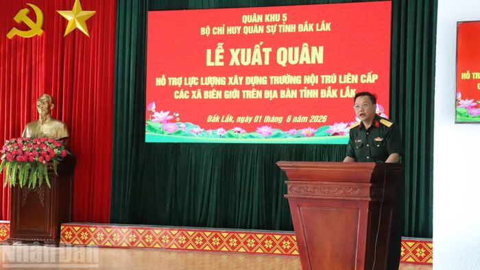 Đại tá Nguyễn Văn Hòa, Chỉ huy trưởng Bộ Chỉ huy Quân sự tỉnh Đắk Lắk phát biểu giao nhiệm vụ tại Lễ xuất quân.
