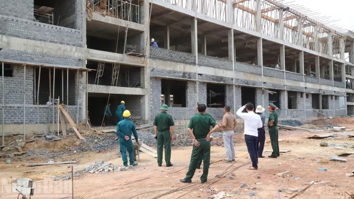 Các đồng chí lãnh đạo Bộ Chỉ huy Quân sự tỉnh Đắk Lắk cũng có mặt tại công trình để động viên các cán bộ, chiến sĩ.