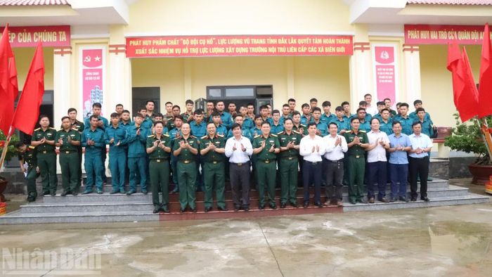 Các đồng chí lãnh đạo Ủy ban nhân dân tỉnh Đắk Lắk, Bộ Chỉ huy Quân sự tỉnh và Ban Quản lý đầu tư xây dựng công trình dân dụng và công nghiệp tỉnh Đắk Lắk với cán bộ,chiến sĩ hỗ trợ lực lượng xây dựng trường nội trú liên cấp xã biên giới xã Ia Rvê và Ia Lốp.