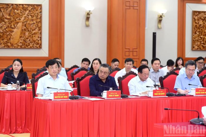 Các đồng chí lãnh đạo Đảng, Nhà nước và các đại biểu dự cuộc làm việc.