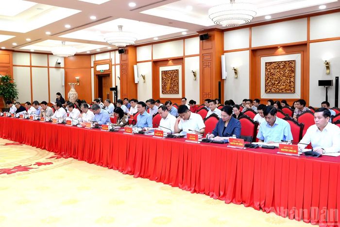 Các đại biểu tham dự cuộc làm việc.