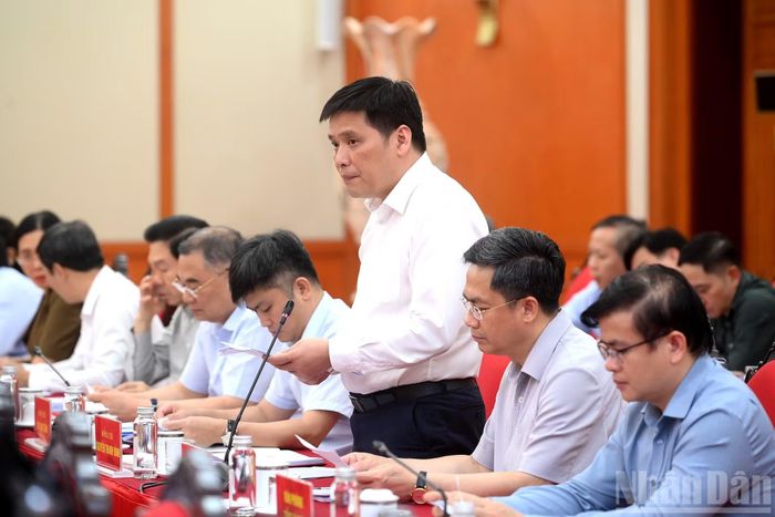 Phó trưởng Ban Tổ chức Trung ương Nguyễn Thanh Bình trình bày báo cáo tại cuộc làm việc.