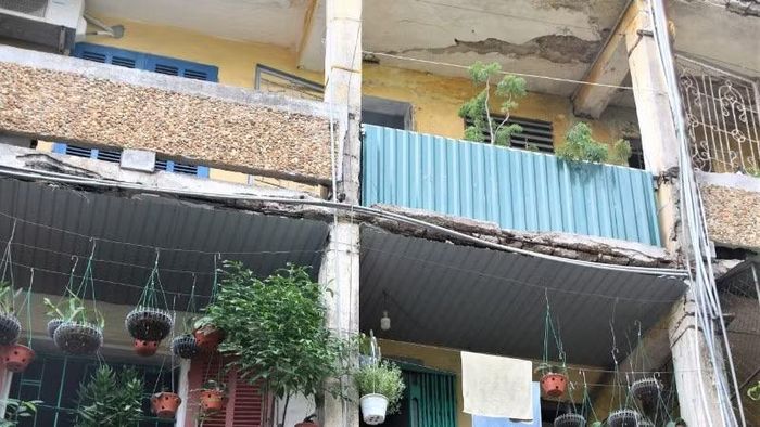 Khu chung cư xuống cấp nghiêm trọng sau hàng chục năm sử dụng.
