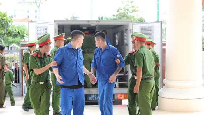 Các bị cáo được đưa tới phiên tòa.