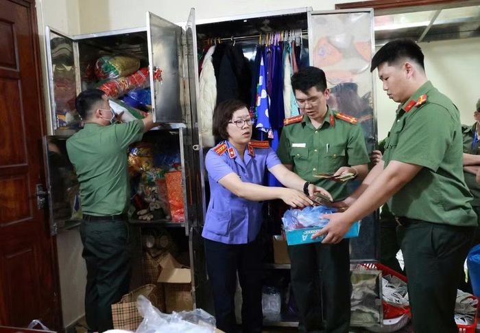 Các lực lượng chức năng thu giữ nhiều sổ sách tài liệu quan trọng.